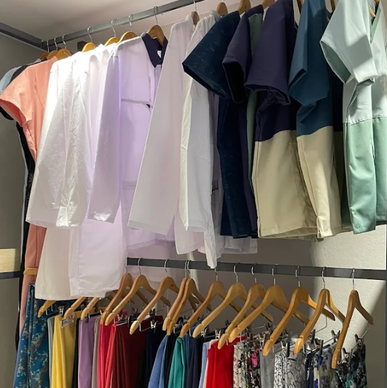 Prendas en perchero en local JL